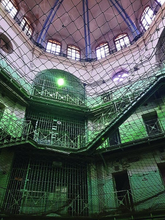 Опустевшая тюрьма "Кресты". Заключенных вывезли, а здание осталось (15 фото)