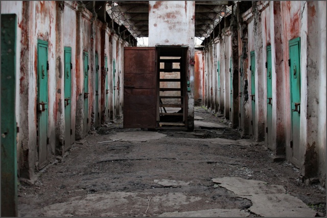 Опустевшая тюрьма "Кресты". Заключенных вывезли, а здание осталось (15 фото)