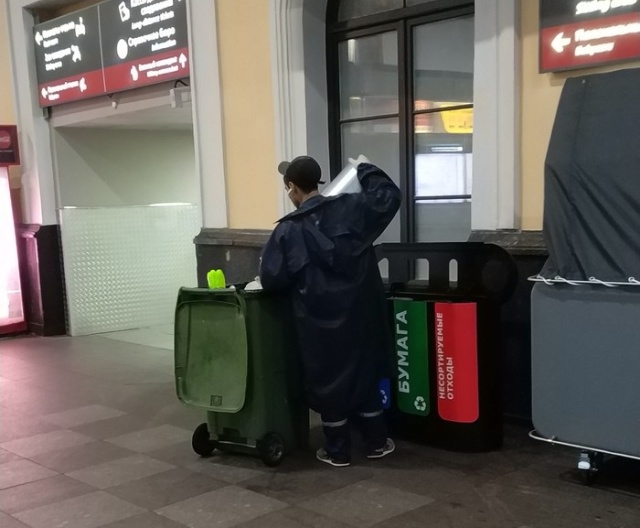 Контейнеры для раздельного сбора мусора в Санкт-Петербурге (2 фото)