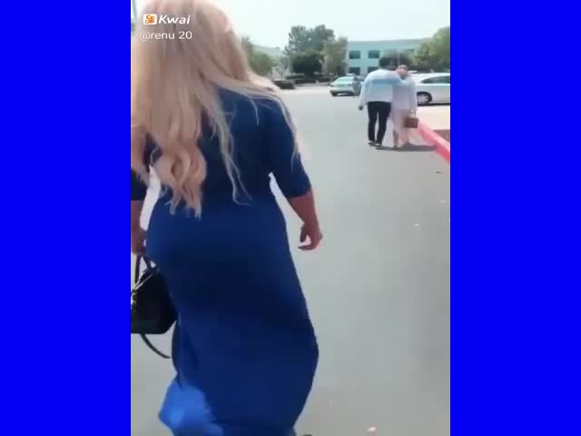 Женщина в синем платье с изюминкой