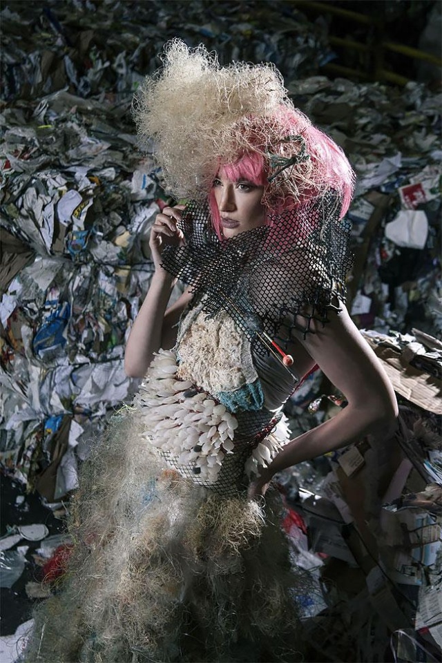 Одежда из мусора, собранного в Тихом океане (7 фото)