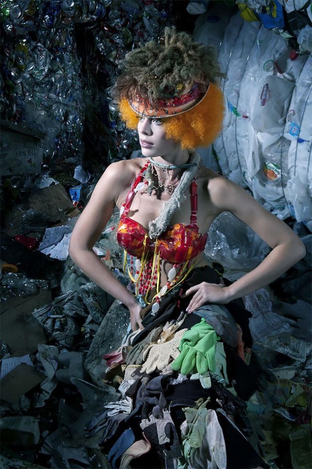 Одежда из мусора, собранного в Тихом океане (7 фото)