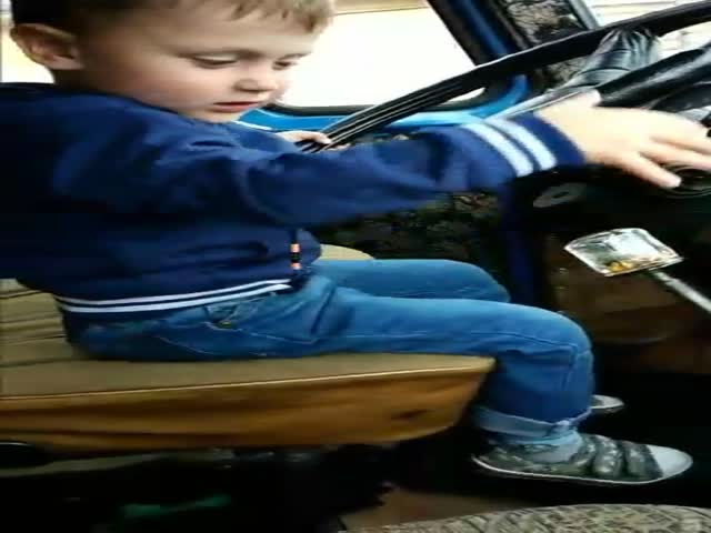 Мальчик изображает водителя