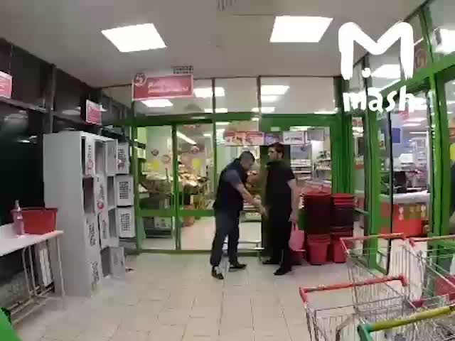 Охранник жестоко избил посетителя супермаркета