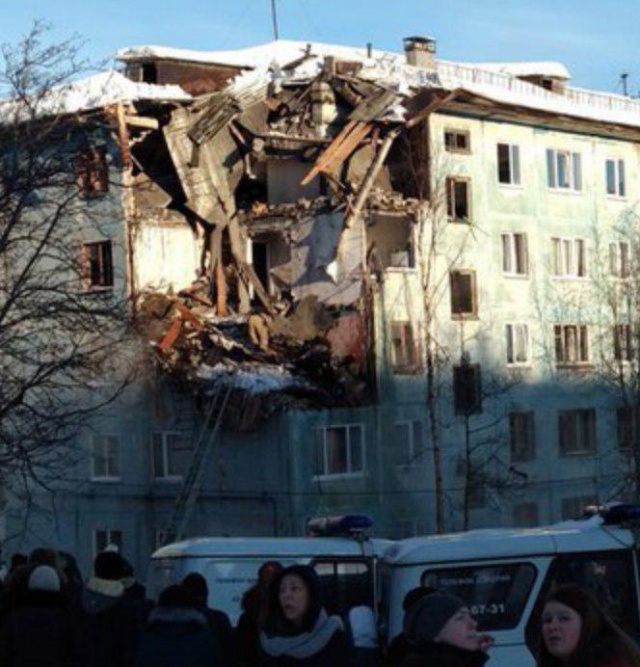 Сказочный дворец: восстановленный после взрыва газа жилой дом в Мурманске (2 фото)