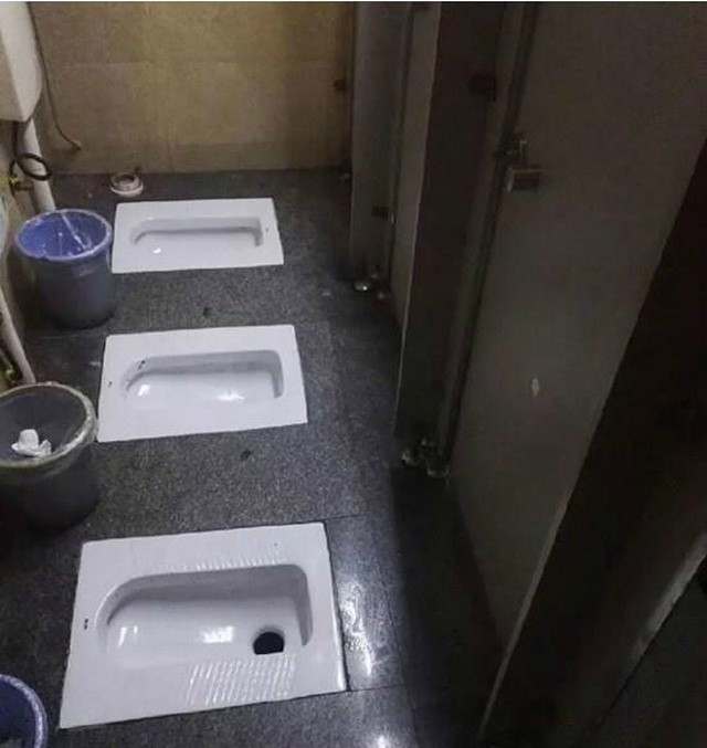 Приватность в китайском туалете (2 фото)
