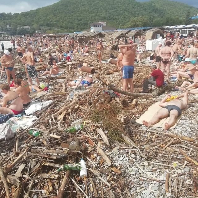 Разрушенный пляж и горы мусора не помеха для отдыхающих (2 фото + видео)