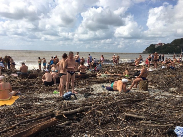 Разрушенный пляж и горы мусора не помеха для отдыхающих (2 фото + видео)