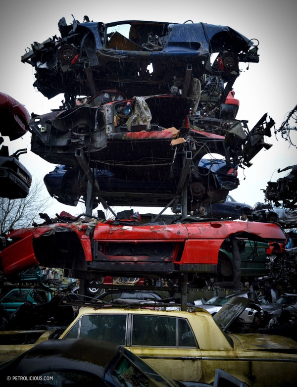 Свалка элитных автомобилей в пригороде Лондона (15 фото)