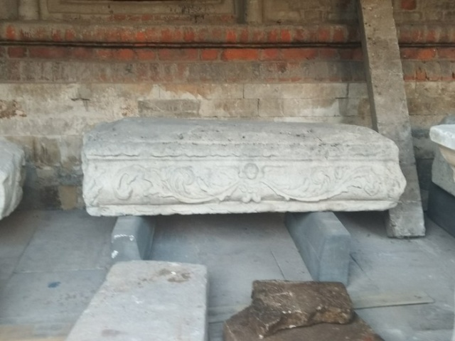 Москвичка обнаружила древние саркофаги в одном из дворов города (7 фото)