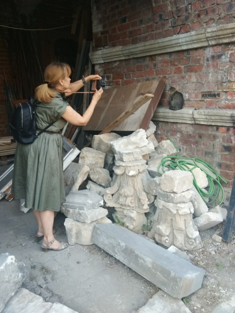 Москвичка обнаружила древние саркофаги в одном из дворов города (7 фото)