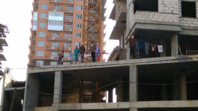 "Люди" на недостроенном здании в Нижнем Новгороде (3 фото)