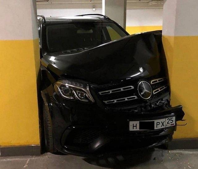 Дорогостоящая авария на парковке во Владивостоке (3 фото)