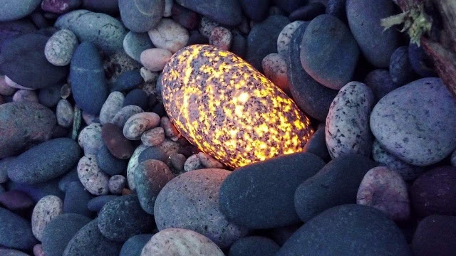 Необычные камни из озера Верхнее, которые светятся в ультрафиолете (5 фото + видео)