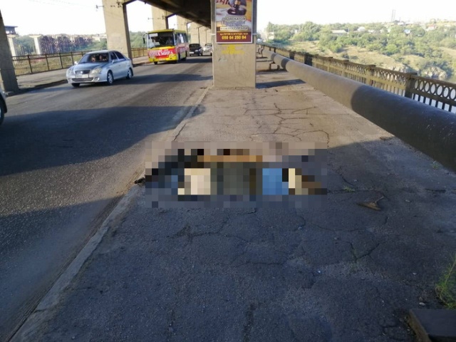 Автобус оставил "смертельную ловушку" для пешеходов на мосту (4 фото)