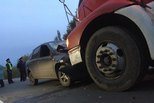 Водитель грузовика остановил омича на "Ладе", сбившего двух пешеходов (5 фото)