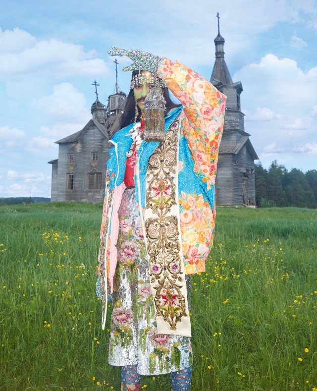 Глянцевый журнал Vogue удивил читателей необычной фотосессией в Архангельской глубинке (13 фото)