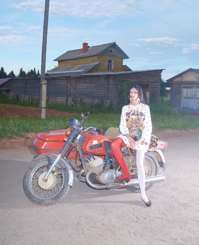 Глянцевый журнал Vogue удивил читателей необычной фотосессией в Архангельской глубинке (13 фото)