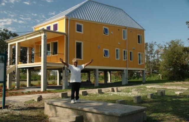 Благотворительный фонд Брэда Питта построил более 100 домов и попал под суд (6 фото)