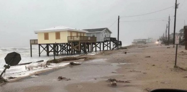 Последствия урагана "Флоренс" всего в двух фото с прибрежного городка (2 фото)