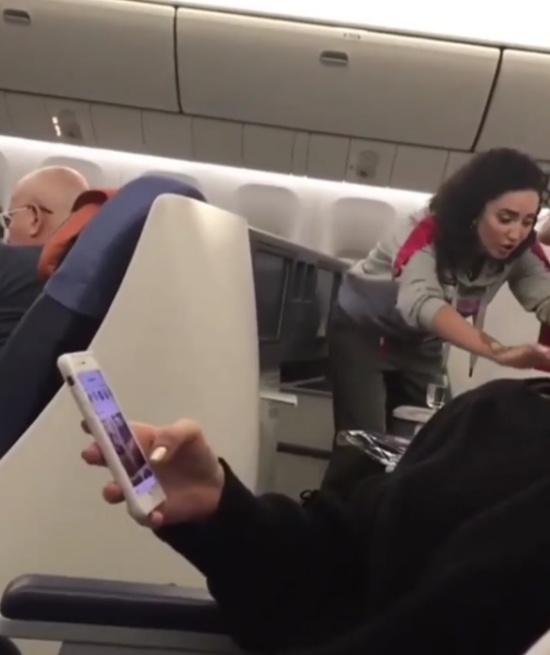 Пьяная Ольга Бузова приставала к пассажирам самолета с предложением выпить (2 фото + видео)