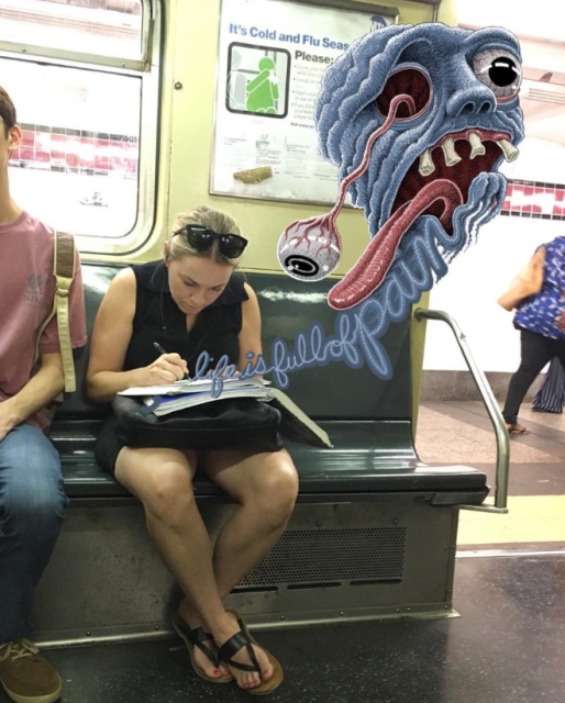 Забавные монстры, преследующие людей в метро (20 фото)