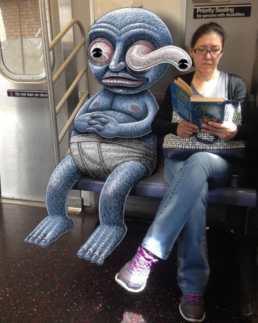 Забавные монстры, преследующие людей в метро (20 фото)