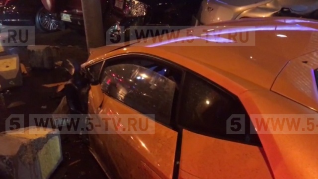 Lamborghini протаранил несколько дорогостоящих авто на Новом Арбате в Москве (7 фото + 3 видео)