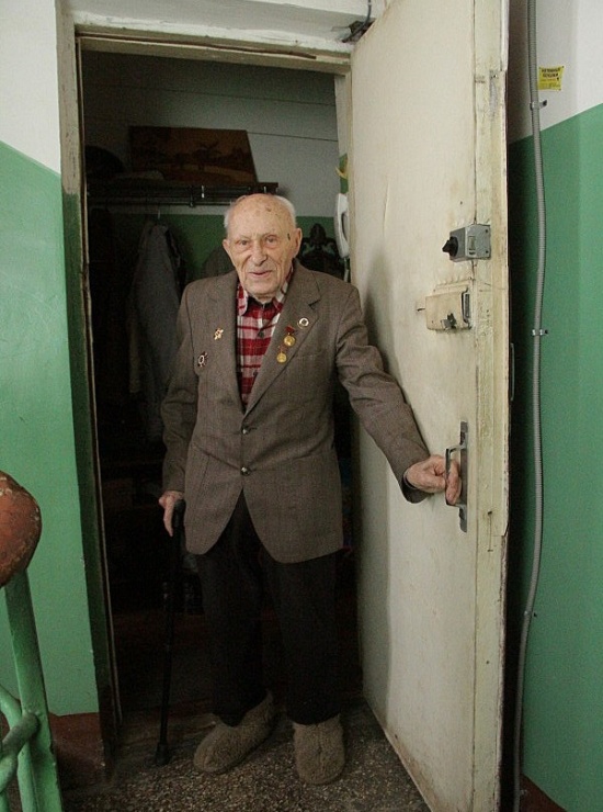 УК в Казани при помощи коллекторов пыталась "выбить долги" у 92-летнего ветерана (4 фото)