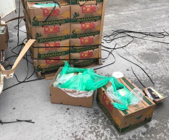 В пожертвованных ящиках с бананами оказался кокаин на сумму в 18 млн долларов (3 фото)