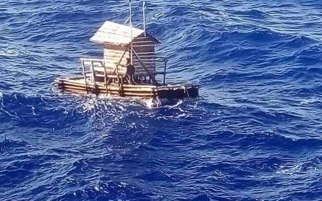 19-летний рыбак 49 дней дрейфовал на плоту в океане (3 фото + видео)