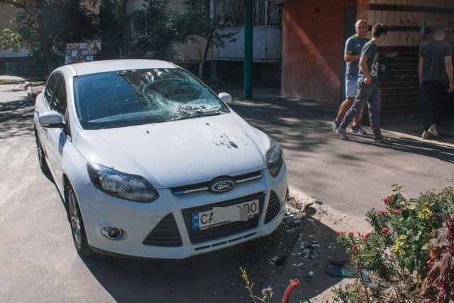 Киевский ревнивец сбросил на автомобиль "конкурента" старый телевизор (4 фото)