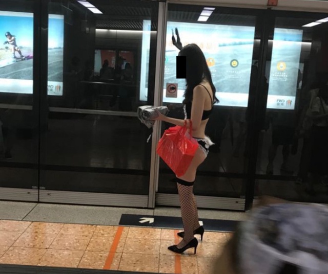 Раскованная девушка в метро Гонконга (7 фото)