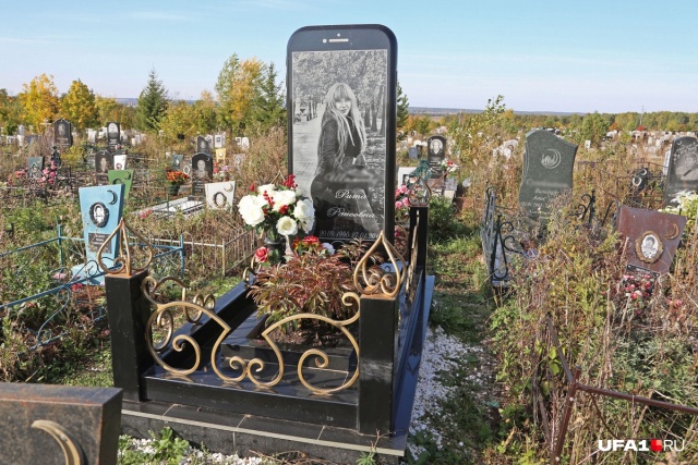 Памятник на кладбище в Уфе в виде iPhone (3 фото)