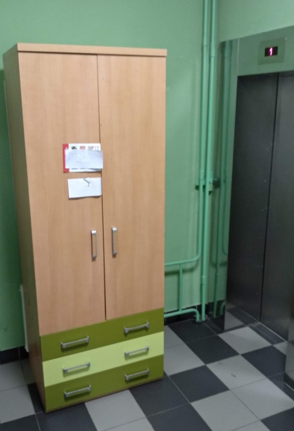 Когда новый шкаф не поместился в лифт (2 фото)