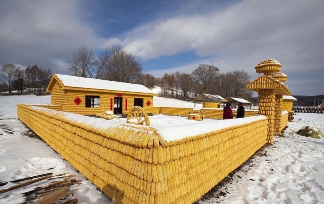 Китайский дом из тысяч кукурузных початков (9 фото)