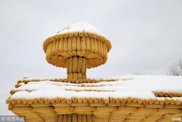 Китайский дом из тысяч кукурузных початков (9 фото)