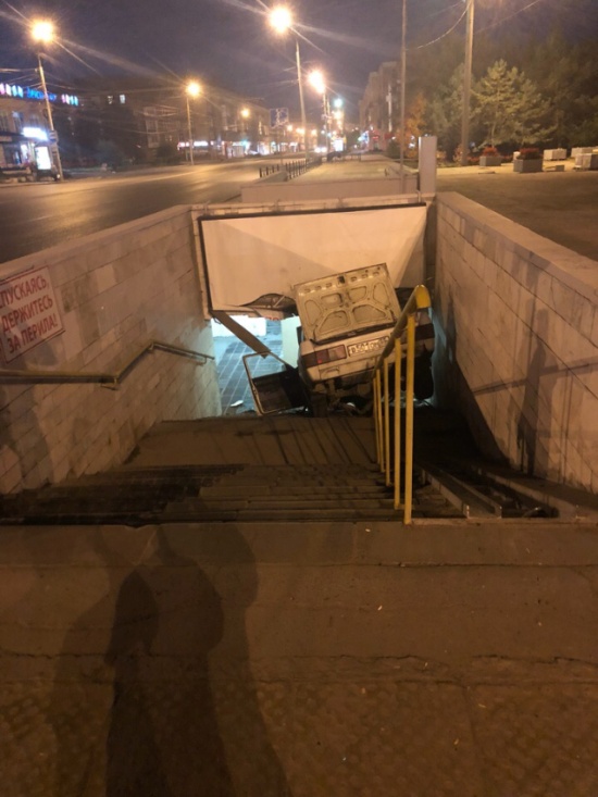 Водитель уснул за рулем и заехал в подземный переход в Омске (7 фото + видео)