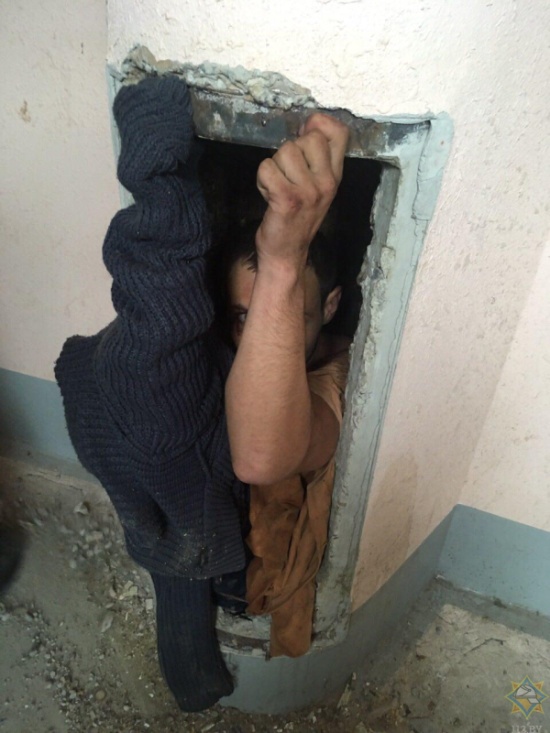Житель Минска застрял в мусоропроводе (5 фото + видео)