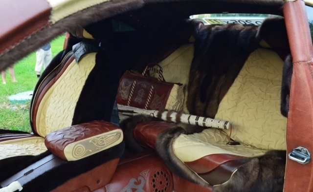 Эксклюзивный кожаный автомобиль с салоном из меха выставлен на продажу (10 фото)