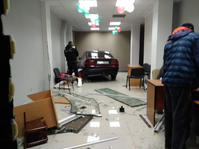 Автомобиль въехал прямо в детский учебный центр в Калининграде (5 фото)