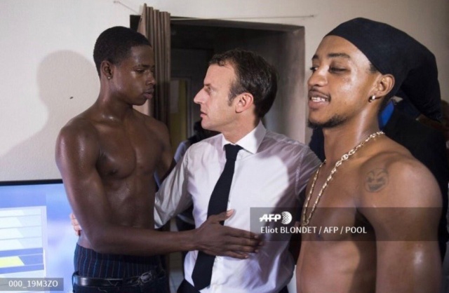 Фотографии президента Франции Эммануэля Макрона возмутили общественность (3 фото)