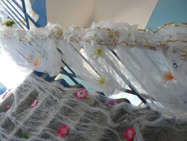 Создание торжественной свадебной атмосферы в обшарпанных подъездах (14 фото)
