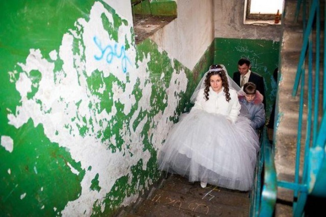 Создание торжественной свадебной атмосферы в обшарпанных подъездах (14 фото)