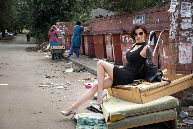 Фотограф из Челябинска удивил общественность фотосессией девушки на фоне мусора (10 фото)