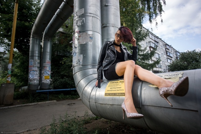 Фотограф из Челябинска удивил общественность фотосессией девушки на фоне мусора (10 фото)