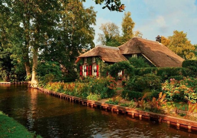 Гитхорн - деревня в Нидерландах, в которой нет дорог (6 фото)