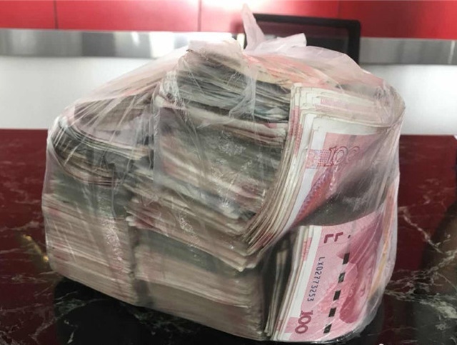 Уборщица нашла полный пакет денег, но вернула его владельцу (5 фото)
