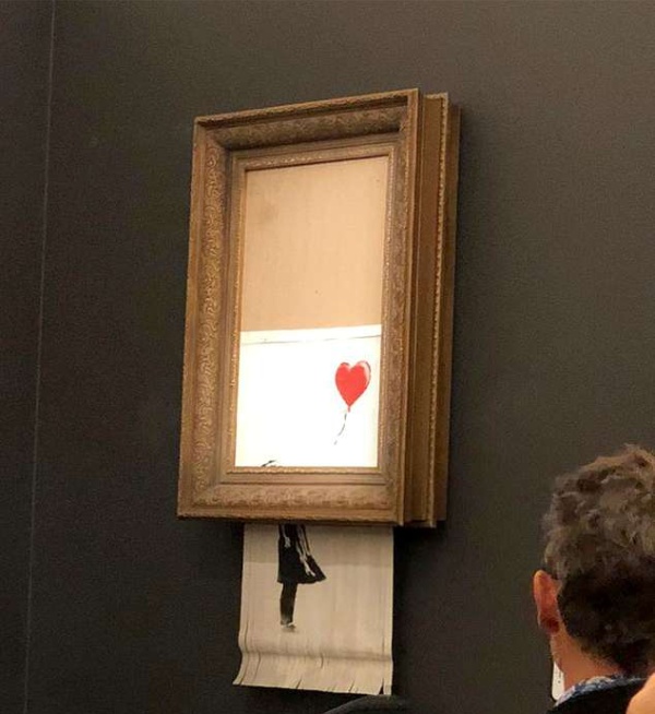 Картина Бэнкси, стоимостью в миллион фунтов, самоуничтожилась после продажи на аукционе (4 фото + видео)