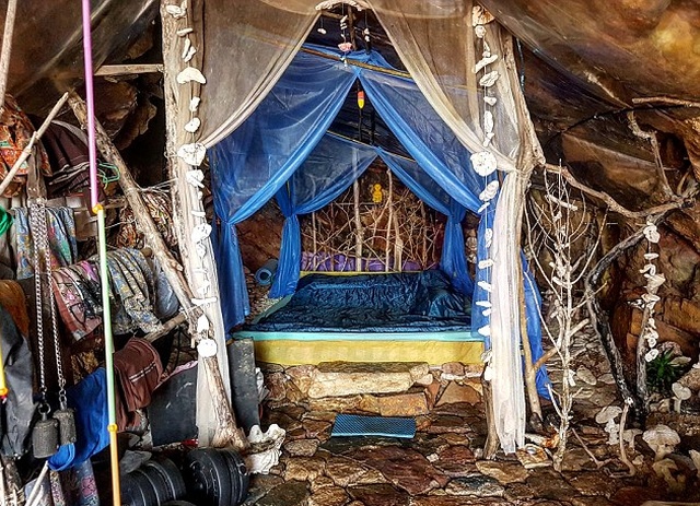"Пещерный человек" из Таиланда заманил российскую туристку в свое жилище (8 фото)
